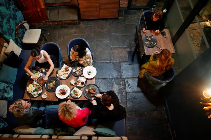 Nhiều người dân ở Anh đang tận hưởng cảm giác "tự do" sau nhiều ngày phong tỏa.