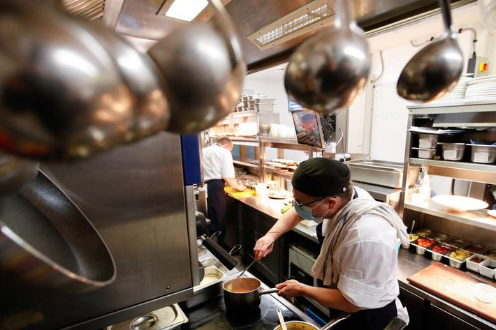 Các nhân viên vẫn đeo khẩu trang khi làm việc tại nhà hàng Loxley's ở Stratford Upon Avon.