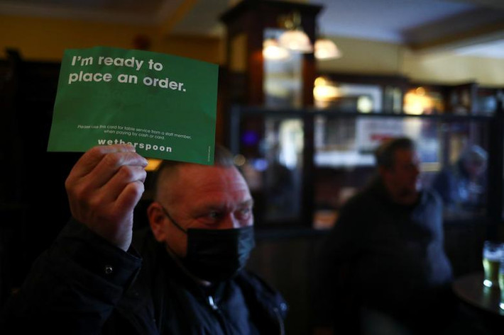 Nền kinh tế Anh đã mở cửa trở lại một cách thận trọng vào ngày 17/5, sau 4 tháng áp dụng các biện pháp hạn chế nghiêm ngặt nhằm ngăn chặn dịch COVID-19 lây lan. (Nguồn ảnh: Reuters)