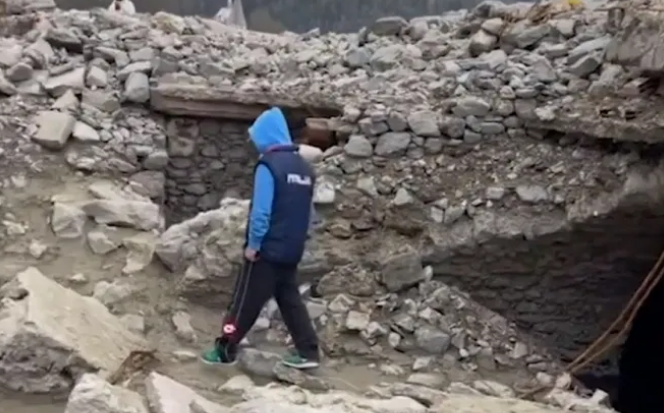 Người dân địa phương tham quan ngôi làng Curon vừa "tái xuất" sau 71 năm.