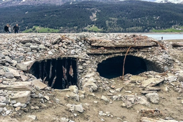 Gần đây, ngôi làng Curon bất ngờ "lộ thiên" sau 71 năm chìm trong biển nước do hồ chứa Resia được thoát nước tạm thời.