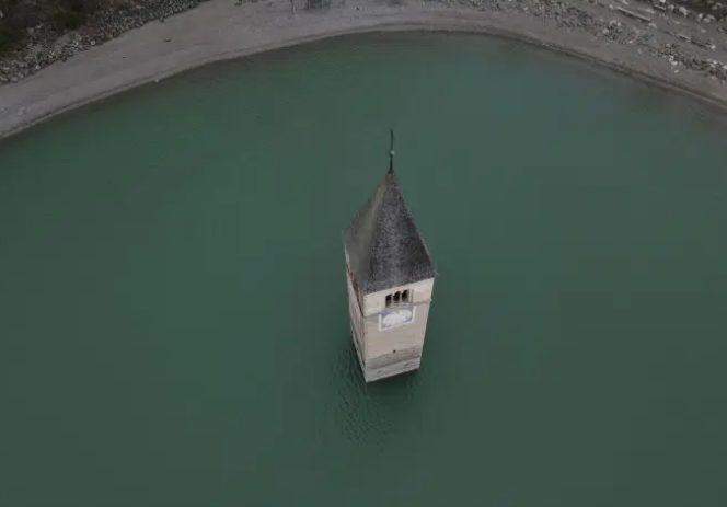 Hồ chứa nước Resia nhìn từ trên cao.