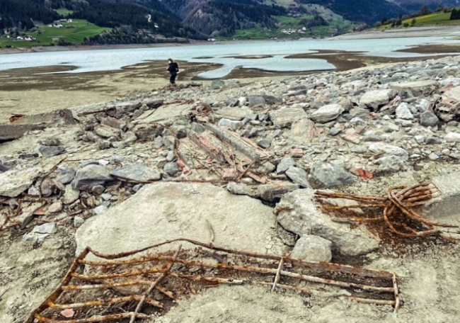 Khoảng 400 cư dân trong số họ xây dựng một ngôi làng mới gần Curon, số còn lại được cho là đã chuyển đi nơi khác.