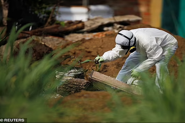 Khi ập vào nhà của Chavez, cảnh sát phát hiện điều gây sốc hơn: Hàng chục thi thể được tìm thấy trong một hố chôn tập thể tại nhà của Chavez. Ảnh: Reuters.