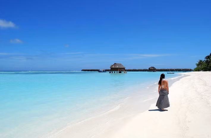 Cát trắng đặc trưng ở các bãi biển của Maldives. Ảnh: HC.