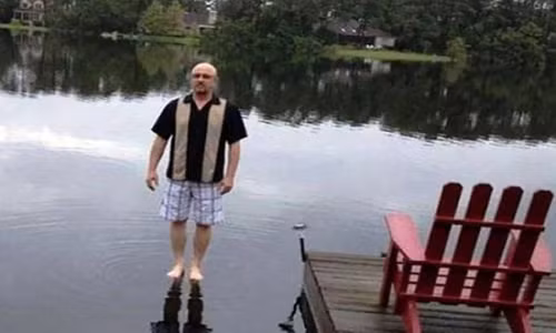 Đây là một trong những khoảnh khắc đáng kinh ngạc "đánh lừa" thị giác. Bức ảnh này khiến bạn cảm giác người đàn ông có khả năng "siêu nhiên" đứng trên mặt nước. (Nguồn ảnh: The Sun)