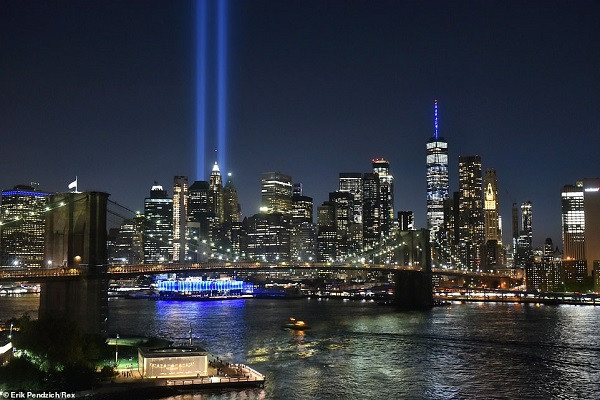 Tác phẩm “Tribute in Light” nhìn từ phía Brookyn của sông Đông... Ảnh: Daily Mail.