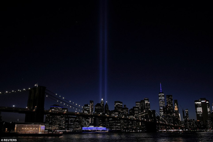 Tác phẩm “Tribute in Light” – một biểu tượng của Tòa Tháp đôi - được thắp sáng vào ngày 11/9/2020 vừa qua nhân dịp tưởng niệm 19 năm vụ khủng bố 11/9 xảy ra. Ảnh: Reuters.