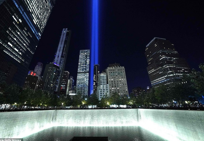 Được biết, “Tribute in Light” bao gồm 88 bóng đèn công suất lớn đến 7.000 W, tạo thành 2 cột trụ sáng lớn chiếu thẳng lên bầu trời đêm. Ảnh: Getty.