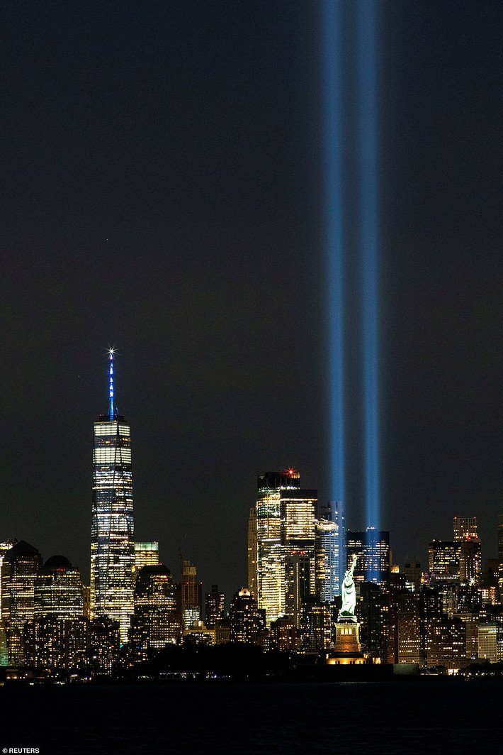 Tượng Nữ thần Tự do và Tòa Trung tâm Thương mại Thế giới Một gần ánh đèn “Tribute in Light”. Ảnh: Reuters.