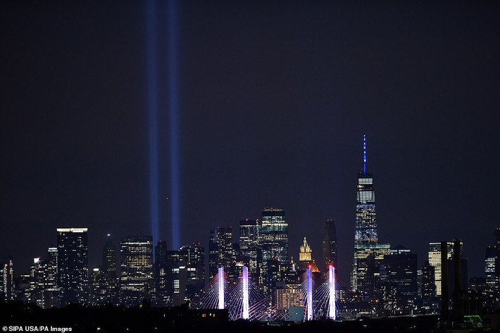 ...và từ khu Queens, New York. Ảnh: PA.