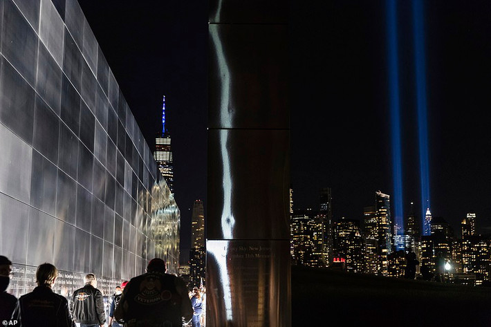 Mọi người nhìn ánh đèn tưởng niệm từ thành phố Jersey. Ảnh: AP.