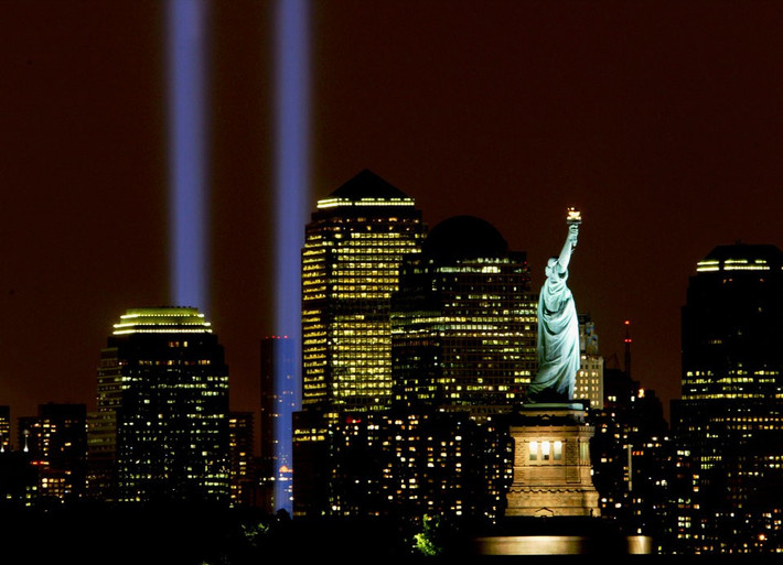 Được biết, sự kiện thắp đèn tưởng niệm “Tribute in Light” diễn ra thường niên tại New York nhiều năm qua, kể từ sau khi vụ tấn công khủng bố kinh hoàng xảy ra vào ngày 11/9/2001. Ảnh: Tribute in Light được thắp sáng vào ngày 11/9/2003.
