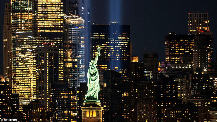 Trước đó, vào tháng 8/2020, Đài tưởng niệm & Bảo tàng 11/9 thông báo, sự kiện thắp đèn tưởng niệm "Tribute in Light" năm nay sẽ bị hủy bỏ do lo ngại về dịch COVID-19. Ảnh: Reuters.