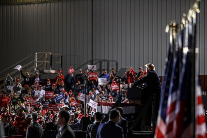 Nhà lãnh đạo Mỹ đã phát biểu trước đám đông tại hai địa điểm ở bang chiến trường Ohio là sân bay Toledo Express ở Swanton và sân bay quốc tế Dayton ở Dayton.