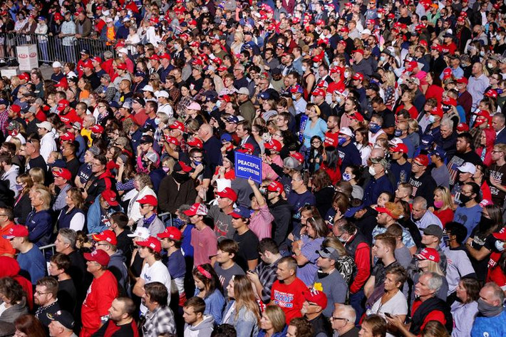 Tại buổi vận động, Tổng thống Trump cũng nhắc lại những việc ông đã làm được trong thời gian lãnh đạo nước Mỹ.