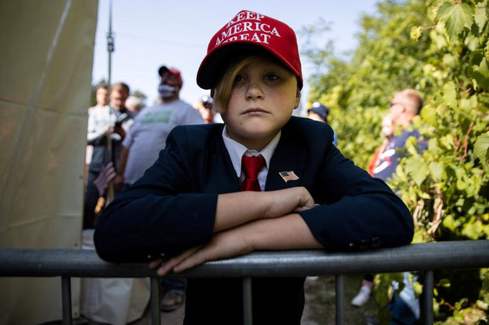 Một thiếu niên ủng hộ ông Trump có mặt tại Toledo hôm 21/9.