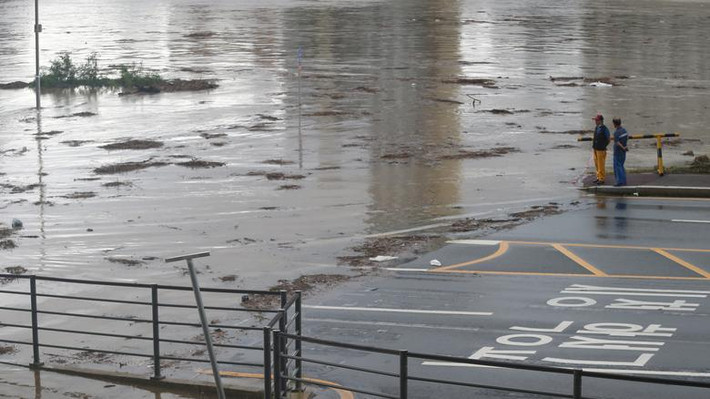 Trước đó, vào lúc 19 giờ tối 6/9, Hàn Quốc đã nâng mức cảnh báo lên cấp độ cao nhất, trước khi bão Haishen đổ bộ.