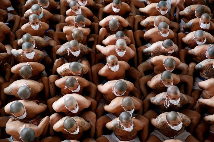 Các tù nhân ngồi sát nhau tại nhà tù Izalco. 