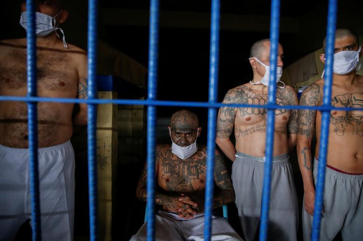 Cáo buộc (đàm phán với tội phạm băng đảng) vốn là vấn đề nhạy cảm tại El Salvador, nơi các băng đảng "khủng bố" người dân bằng các vụ tra tấn và giết hại nhiều năm qua. Nhiều quan chức của chính quyền trước đang bị truy tố với cáo buộc đàm phán với tội phạm băng đảng. 