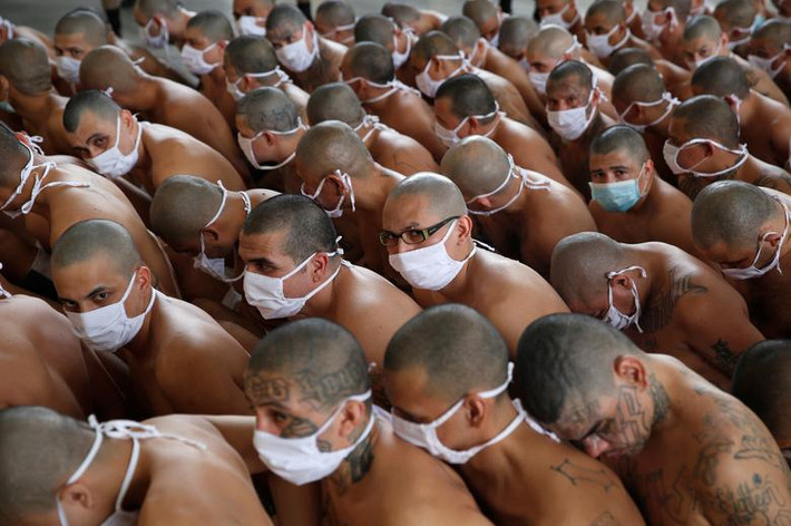 Tổng thống El Salvador Nayib Bukele hôm 5/9 phủ nhận thông tin cho rằng chính phủ của ông đã đàm phán với MS-13, một trong những băng đảng có thế lực mạnh nhất trong nước, để giảm tỷ lệ giết người và giành được sự ủng hộ của họ trong cuộc bầu cử giữa kỳ; đổi lại, tù nhân MS-13 sẽ nhận được "đặc quyền" trong nhà tù. 