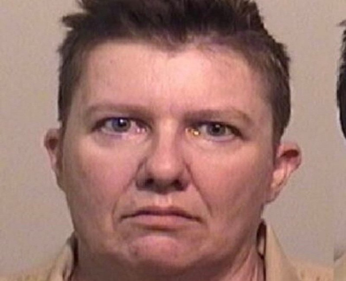 Hồ sơ tòa án cho thấy, vào tháng 3/2019, cô ta bị bắt giữ ở Texas với cáo buộc làm giả giấy tờ và phải ngồi tù 20 ngày. Một quan chức tiết lộ, nữ nghi phạm này bị phát hiện mang bằng lái xe giả. Theo tờ Times, Ferrier cũng bị bắt vì tàng trữ vũ khí không có giấy phép và chống đối. Ảnh: Walikali.