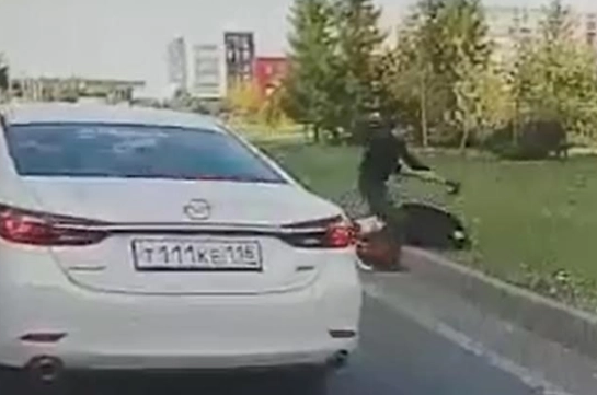 Một đoạn video ghi lại cuộc tấn công cho thấy, người đàn ông mặc bộ trang phục màu đen dùng rìu đánh Yegor một cách tàn bạo.