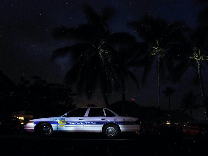 Năm 1982, Lisa Au, khi đó 19 tuổi và thợ cắt tóc. Ngày 21/1 năm đó, cô rời khỏi nhà chị gái của bạn trai sau khi ăn tối. Vài giờ sau, người ta tìm thấy chiếc xe của cô đỗ dọc đường cao tốc ở Kailua, thi thể đang phân hủy của cô được tìm thấy 10 ngày sau đó. Văn phòng Công tố Honolulu nói với KHON2 rằng không có đủ bằng chứng để buộc tội bất kỳ ai trong cái chết của Lisa.