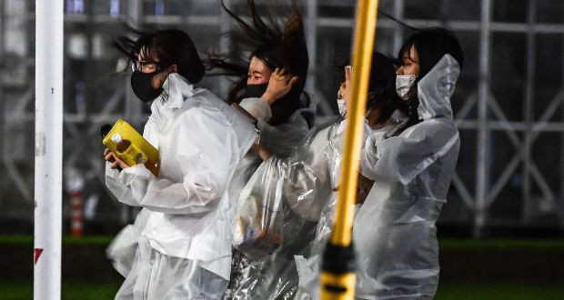 Người dân đi dưới trời mưa khi bão Haishen tấn công Kagoshima, tỉnh Kagoshima, ngày 6/9. Ảnh: Getty.