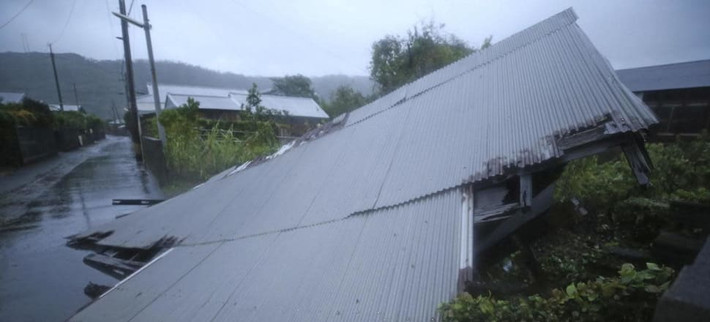 Một nhà kho bị sập vì mưa to gió lớn trong bão Haishen. Ảnh: AAP.