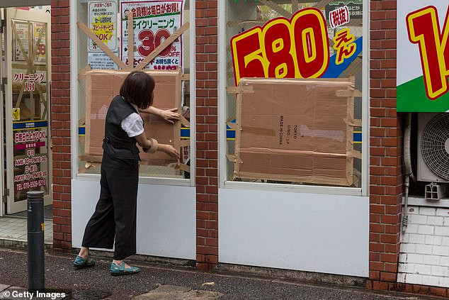 Cơn bão thứ hai đổ bộ vào Nhật Bản trong vòng chưa đầy một tuần này cũng đã làm gián đoạn các hoạt động kinh tế và ảnh hưởng nhiều đến cuộc sống người dân. Ảnh: Getty.