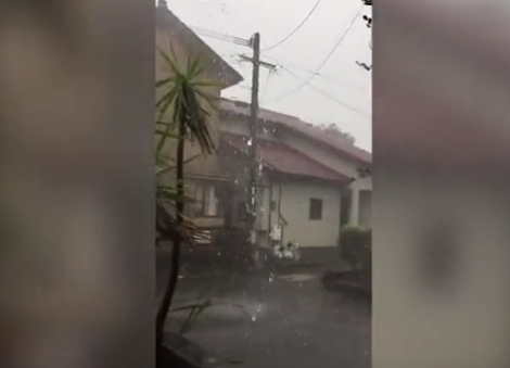 Các nhà chức trách đã kêu gọi người dân cảnh giác trước mưa lớn, gió mạnh, sóng cao và triều cường. Ảnh: Daily Mail.