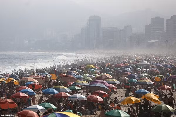 Bãi biển Ipanema, về mặt kỹ thuật, vẫn đóng cửa, song nhiều người không tuân thủ lệnh cấm mà vẫn đổ xô đến đây.