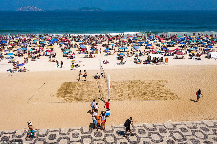 Đáng lo ngại hơn là hầu hết người đi biển không đeo khẩu trang phòng COVID-19.