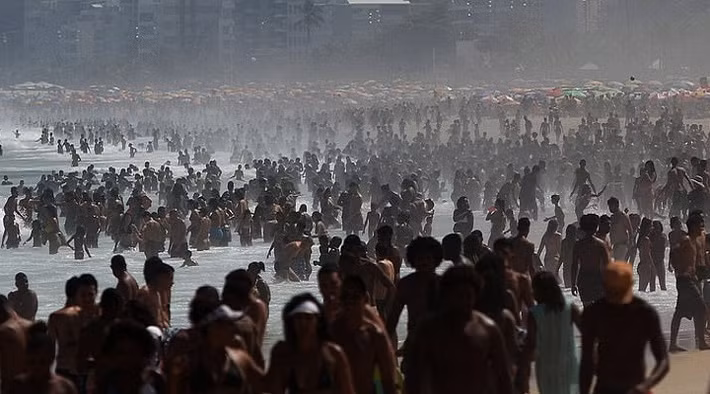 Rất khó để tìm được khoảng trống trên bãi biển ở Rio những ngày nắng nóng này.