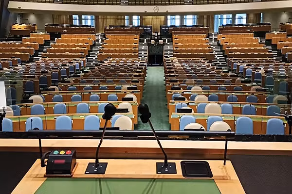 Bên trong trụ sở Liên Hợp Quốc không một bóng người.