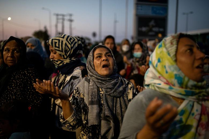 Những người phụ nữ cầu nguyện gần một khu trại tị nạn mới, nơi họ sẽ vào ở, ngày 13/9.