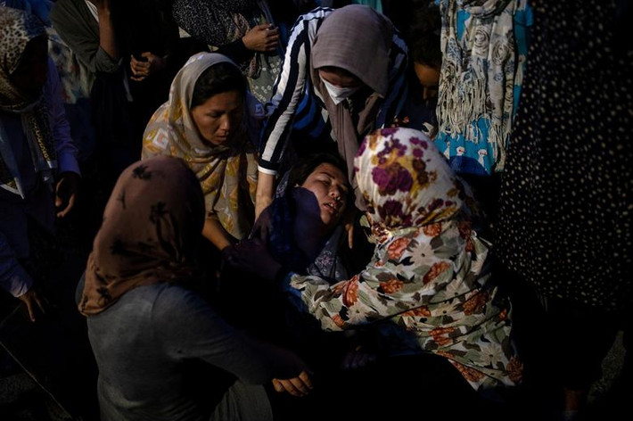 Bộ trưởng Di trú Notis Mitarachi trước đó nói rằng, khoảng 2.000 người bị ảnh hưởng bởi vụ cháy trại tị nạn sẽ tạm thời được đưa lên một chiếc phà và hai tàu của Hải quân Hy Lạp.