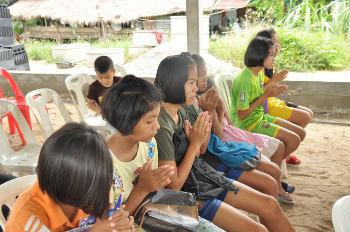 Khi mới sinh, những đứa trẻ ở Thái Lan thường được đặt tên đệm "kỳ lạ". Theo quan niệm của người Thái, những linh hồn ma quỷ sẽ không thể làm hại một đứa trẻ nếu không biết tên của nó. Vì vậy, các em nhỏ thường được đặt hai tên.