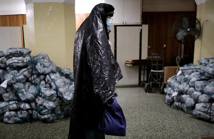 Người đàn ông đeo khẩu trang trong phòng chứa thực phẩm dành cho dân nghèo tại Brooklyn, thành phố New York, hôm 24/4.