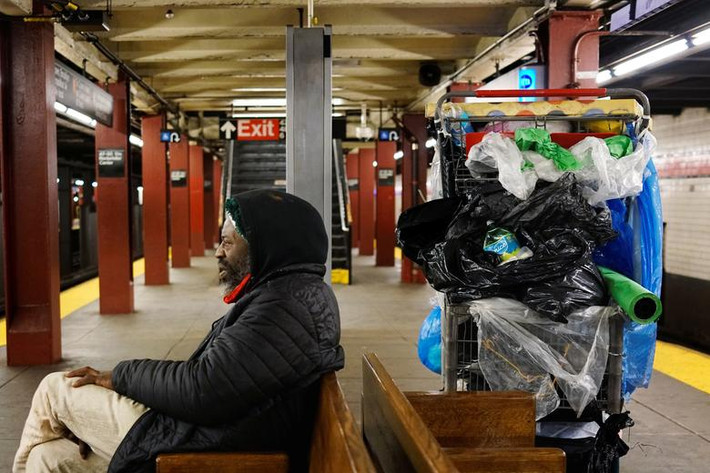 Sylver, một người vô gia cư, ngồi trong ga tàu điện ngầm vắng vẻ ở New York hôm 14/4.