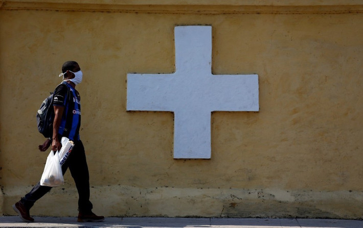 Người dân Cuba nghiêm túc chấp hành các quy định phòng, chống dịch COVID-19, chẳng hạn như đeo khẩu trang khi đi ra đường, nơi công cộng,...Ảnh: OCN.