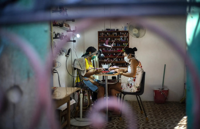 Bên trong một tiệm làm móng ở Cuba những ngày dịch bệnh diễn ra. Ảnh: AP.