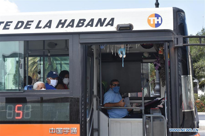 Các hành khách và lái xe tuân thủ việc đeo khẩu trang trên xe buýt ở thủ đô La Habana hôm 30/3. Ảnh: News.cn.