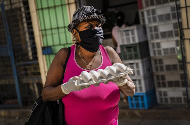 Người phụ nữ nhận được trứng từ cửa hàng của chính phủ. Ảnh: AP.