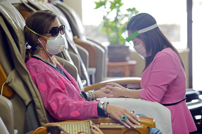 Jeannie Dent tại tiệm làm móng ở Roswell hôm 24/4.