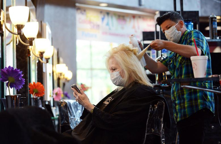 Một tiệm làm tóc ở Marietta, Georgia, mở cửa trở lại hôm 24/4.