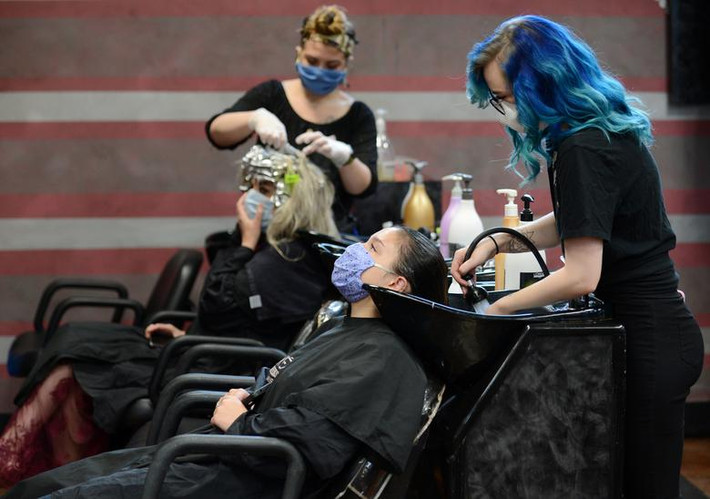 Nhiều người có nhu cầu đi cắt tóc, gội đầu sau thời gian phải ở nhà vì lệnh phong tỏa.