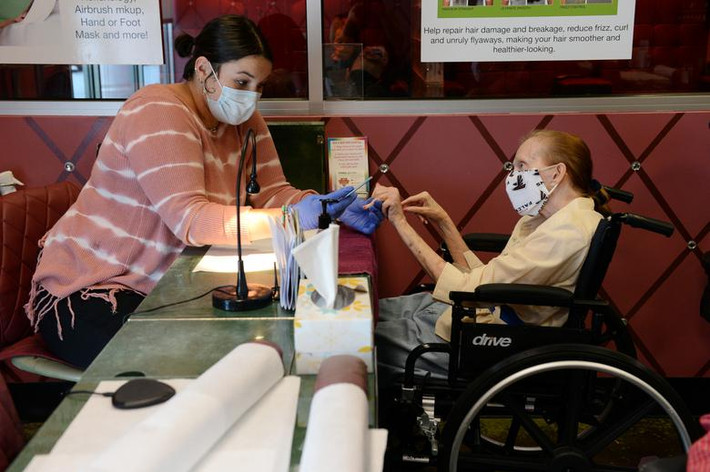 Bức ảnh này chụp bên trong một tiệm làm móng ở Marietta hôm 24/4.