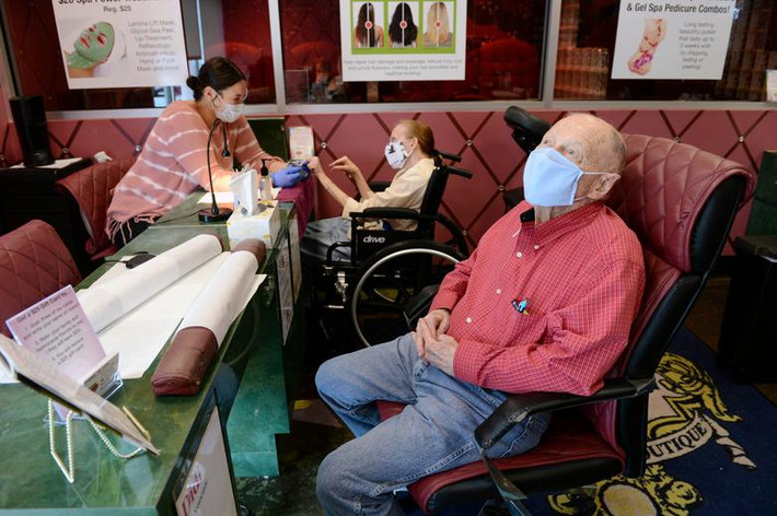 Ông Sam "Sugar Bear" Burgess ngồi chờ vợ, bà Ann Burgess, làm móng tại Marietta, Georgia, ngày 24/4, sau khi chính quyền bang cho phép các cơ sở kinh doanh không thiết yếu mở cửa trở lại sau thời gian đóng cửa vì dịch COVID-19.